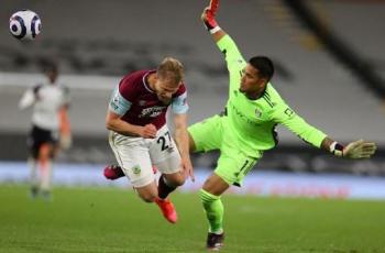 Pegang Bola di Luar Kotak Penalti, Kiper Fulham Tak Dikartu Merah