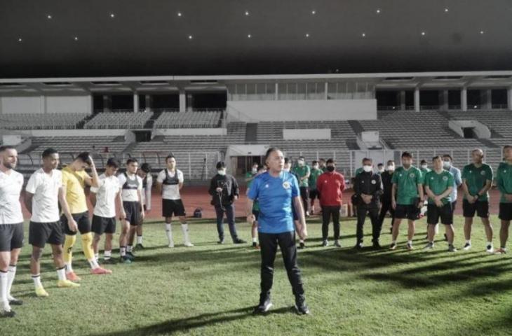 Ketua Umum PSSI, Mochamad Iriawan saat mengunjungi latihan Timnas Indonesia di Lapangan Madya, Senayan, Jakarta, Sabtu (8/5/2021) malam. (Dok. PSSI)