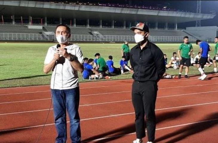 Ketua Umum PSSI, Mochamad Iriawan bersama dengan Kaesang Pangarep selaku Direktur Utama Persis Solo di Stadion Madya, Jakarta, Selasa (11/5/2021). (Suara.com/Adie Prasetyo Nugraha)