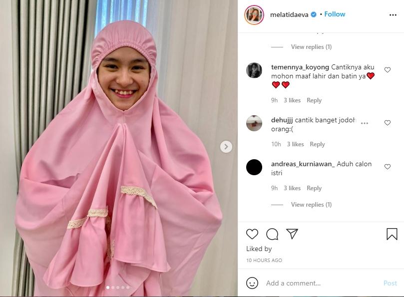 Melati Daeva tampil cantik kenakan mukena pink saat rayakan lebaran. (Instagram/melatidaeva)