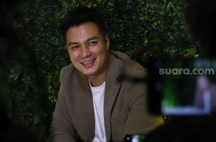 Aktor Baim Wong saat ditemui awak media di Kawasan Kebayoran Lama, Jakarta Selatan, Rabu (24/3/2021). [Suara.com/Alfian Winanto]