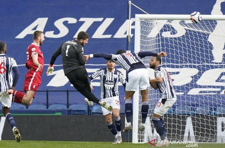 Kiper Liverpool Alisson Becker (kedua kiri) menyundul bola untuk mencetak gol penentu kemenangan atas West Bromwich Albion dalam lanjutan Liga Inggris di Stadion The Hawthorns, West Bromwich, Inggris, Minggu (16/5/2021) waktu setempat. (ANTARA/REUTERS/POOL/Tim Keeton)