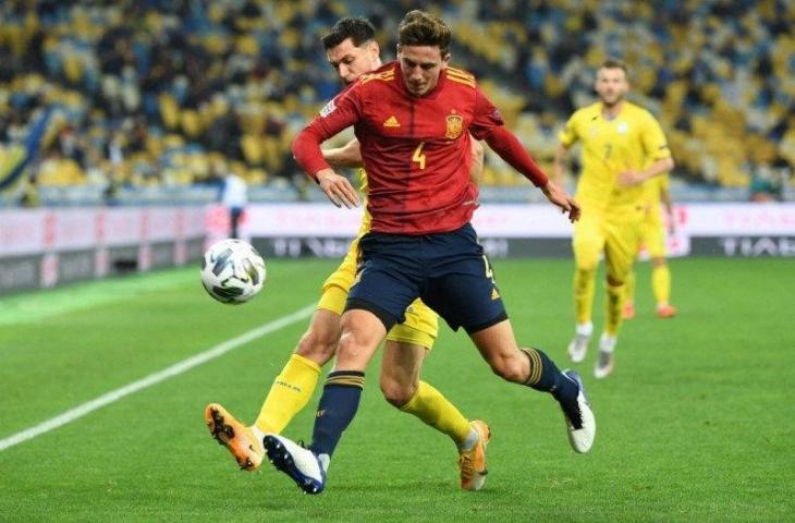 Pau Torres (kanan) saat membela timnas Spanyol dan berduel dengan penyerang Ukraina Roman Yaremchuk dalam UEFA Nations League di Stadion Olympiyskiy, Kiev, 13 Oktober 2020. (AFP/SERGEI SUPINSKY