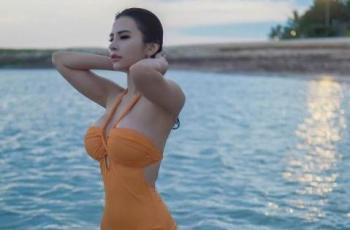 Maria Vania Pose Seksi saat Renang, Netizen Soroti Bikininya