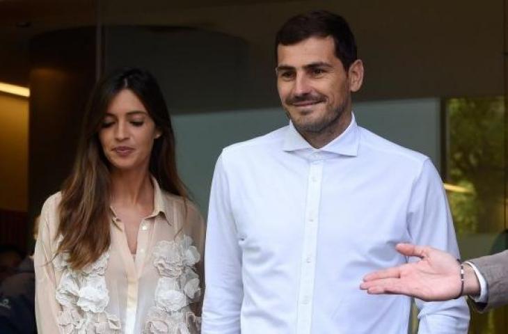 Kiper Porto Iker Casillas meninggalkan rumah sakit bersama istrinya, Sara Carbonero di Porto. (Miguel RIOPA / AFP)