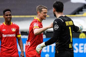 Respek! Kiper Dortmund Biarkan Lars Bender Cetak Gol Sebelum Pensiun