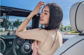 Anya Geraldine Berpose Pakai Tanktop, Netizen Salfok ke Lengan