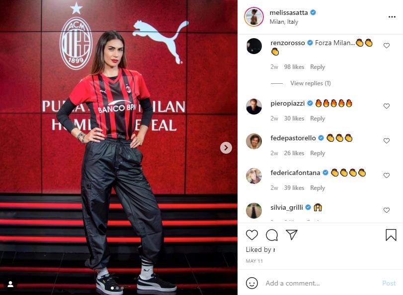 Melissa Satta kenakan jersey AC Milan. (Instagram/melissasatta)