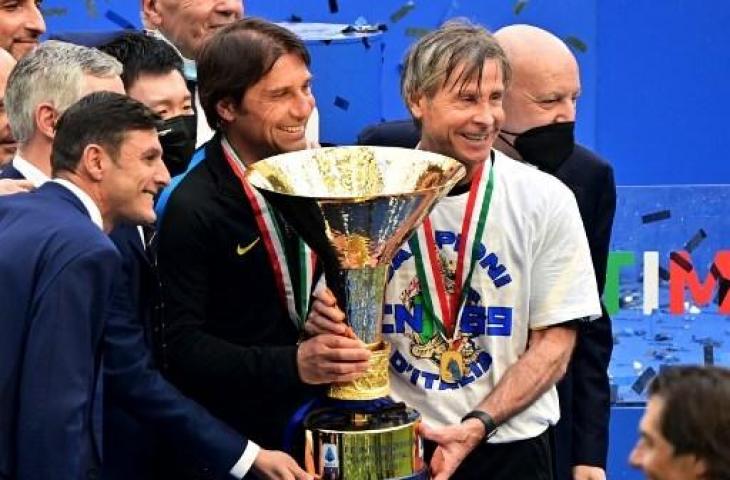 Antonio Conte mengangkat trofi Liga Italia usai membawa Inter Milan juara. (MIGUEL MEDINA / AFP)