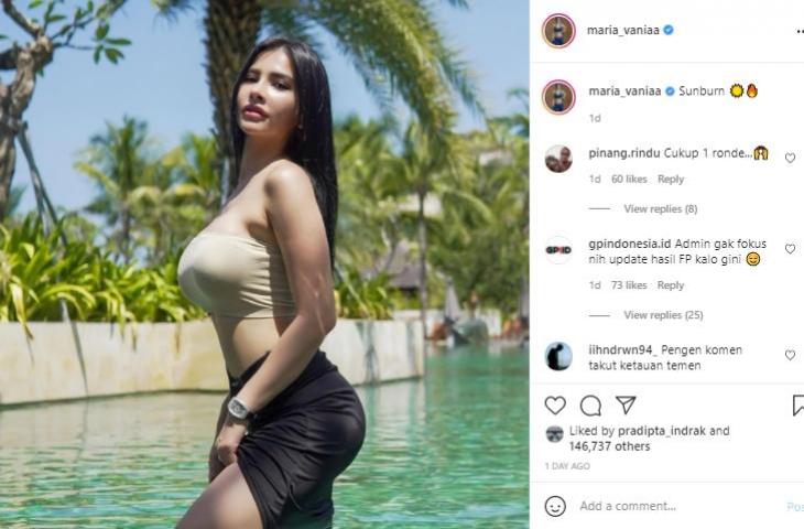 Maria Vania mengunggah foto seksi di pinggir kolam renang. (Instagram/@maria_vania)