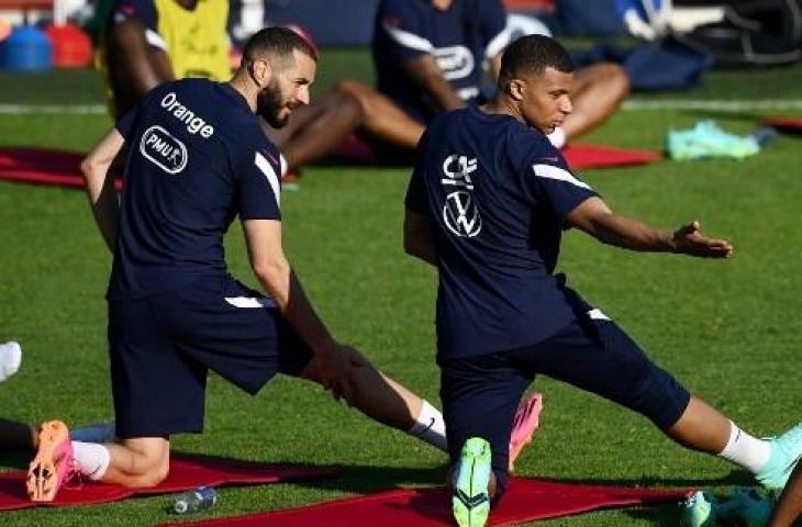 Karim Benzema bersama Kylian Mbappe di sesi latihan Timnas Prancis. (FRANCK FIFE / AFP)