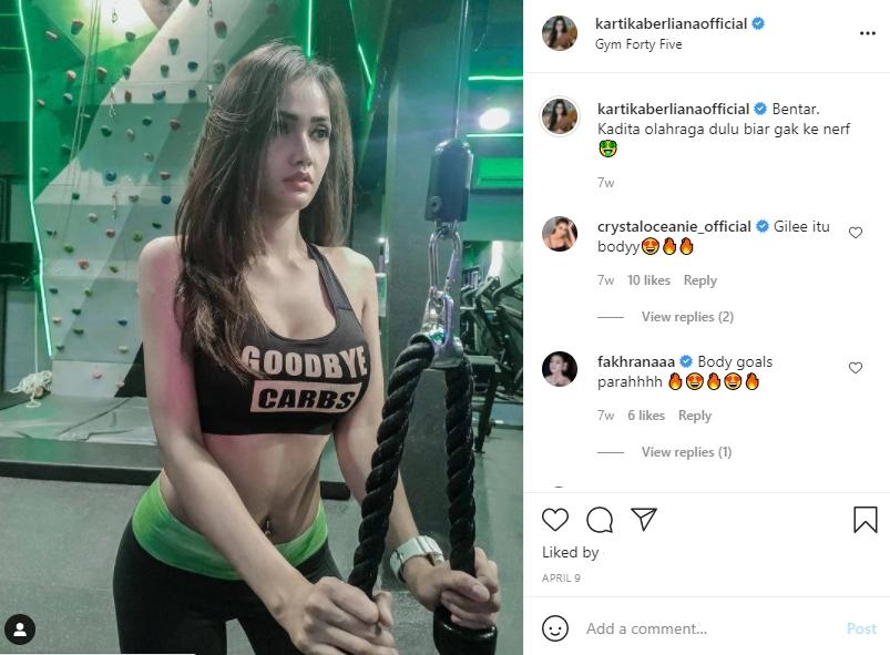 Body goals Kartika Berliana menjadi sorotan saat ngegym. (Instagram/kartikaberlianaofficial)