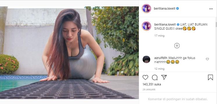 Berlliana Lovel lagi push-up. (Instagram/@berllianalovel).