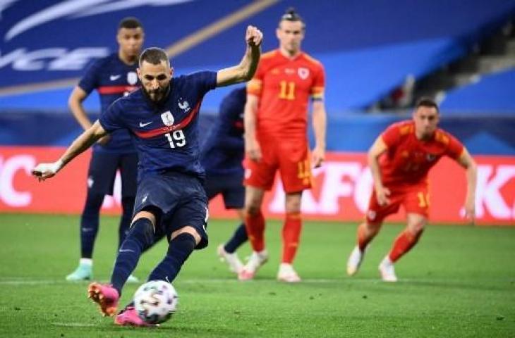 Karim Benzema gagal mengeksekusi penalti saat Timnas Prancis memang 3-0 atas Wales di laga uji coba. (FRANCK FIFE / AFP)