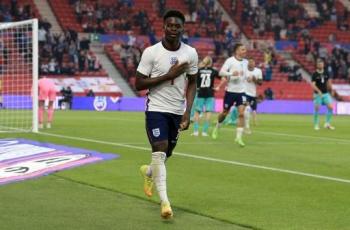 Bikin Fans Bingung, Bukayo Saka Lepas Jersey Usai Raheem Sterling Cetak Gol