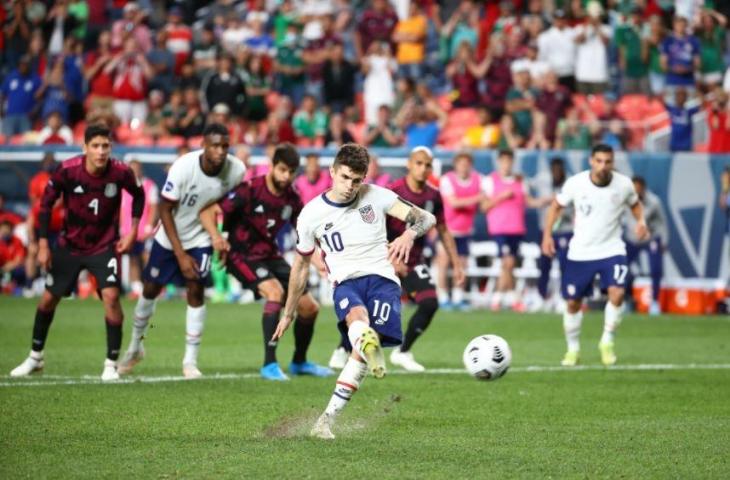 Christian Pulisic saat mengeksekusi penalti kemenangan Amerika Serikat atas Meksiko dengan skor 3-2 di laga final Nations League CONCACAF. [Twitter@USMNT]