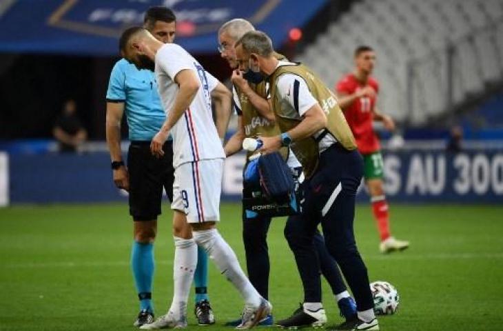 Karim Benzema yang mendapatkan cedera saat menghadapi Bulgaria dalam laga persahabatan menjelang Euro 2020. (FRANCK FIFE / AFP)