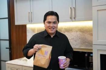 Demi Anak, Erick Thohir Rela Bercucuran Keringat Antre BTS Meal