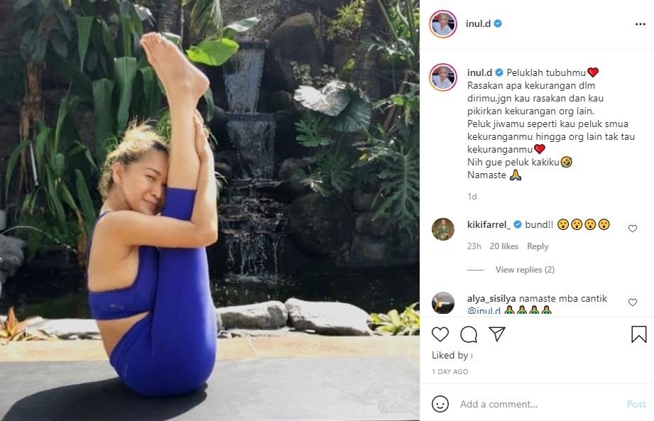 Inul Daratista pamer kelenturan tubuh saat yoga. (Instagram/inul.d)