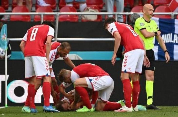 Gelandang Denmark Christian Eriksen ditandu keluar lapangan setelah sempat kolaps saat menghadapi Finlandia di laga Grup B Euro 2020 di The Parken Stadium, Kopenhagen. (JONATHAN NACKSTRAND / AFP / POOL)