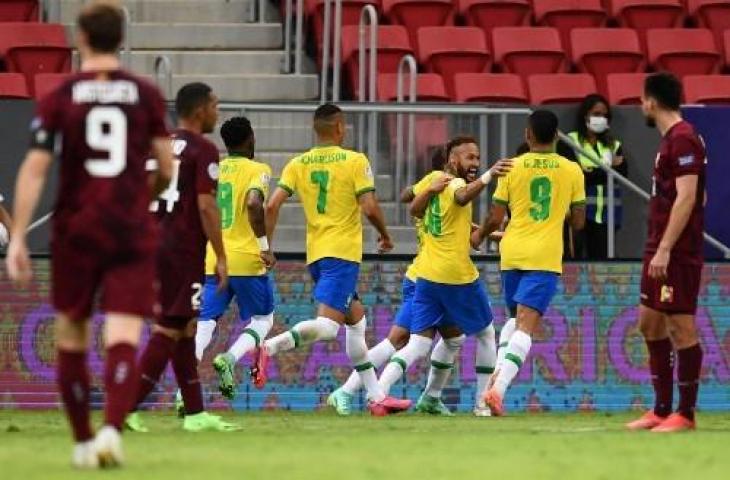 Penyerang Timnas Brasil, Neymar melakukan selebrasi bersama rekan-rekannya usai membobol gawang Venezuela di ajang Copa America 2021. (EVARISTO SA / AFP)