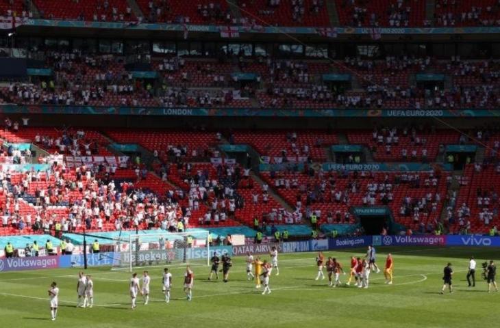 Suporter memenuhi Stadion Wembley saat Inggris melawan Kroasia di Euro 2020. (Twitter/@SportsbookBTC)