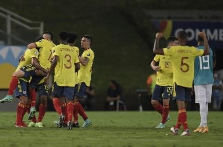 Pemain Kolombia melakukan selebrasi setelah merobek gawang Ekuador di Copa America 2021. (DOUGLAS MAGNO / AFP)