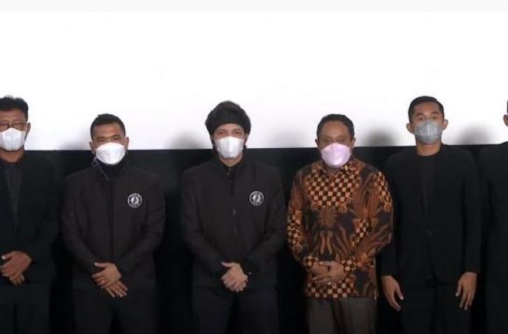 Chairman AHHA PS Pati FC, Atta Halilintar (kiri) bersama Komisaris AHHA PS Pati, Saiful Arifin (kanan) dalam konferensi pers pengumuman akuisisi klub PSG Pati menjadi AHHA PS Pati FC, di Jakarta, Senin (21/6/2021). [Youtube/Atta Halilintar]