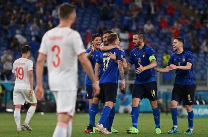 Selebrasi pemain Timnas Italia usai mengalahkan Swiss 3-0 di Euro 2020. (ANDREAS SOLARO / POOL / AFP)