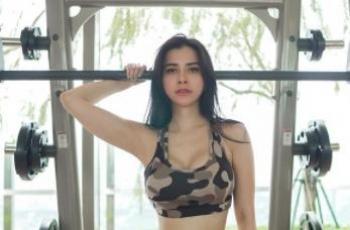 Maria Vania Berpose Kenakan Sport Bra, Netizen Salfok Tindikan di Perut