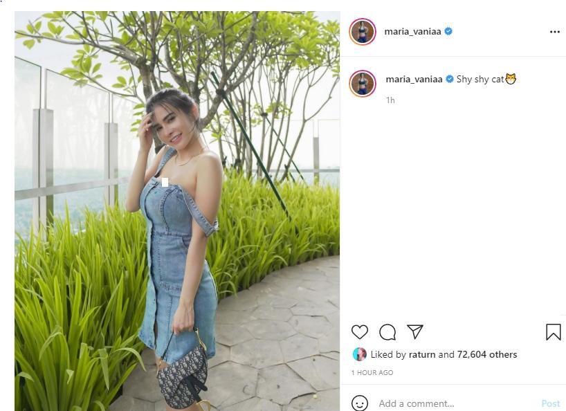 Maria Vania pose malu-malu kucing. (Instagram/@maria_vaniaa)