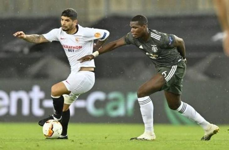 Gelandang Sevilla, Ever Banega, menjaga bola dari kejaran Paul Pogba. (Martin Meissner/AFP)