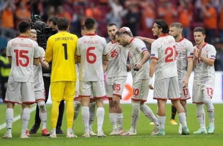 Kapten Timnas Makedonia Utara, Goran Pandev, saat ditarik keluar di laga kontra Belanda.. (Peter Dejong/AFP)