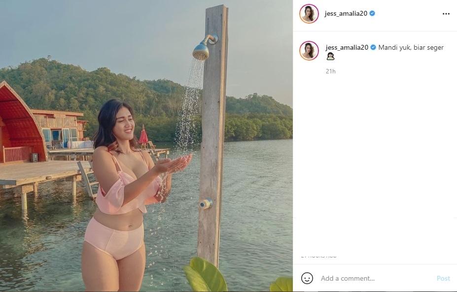 Jess Amalia pamer potret sensual kenakan bikini. (Instagram/jess_amalia20)