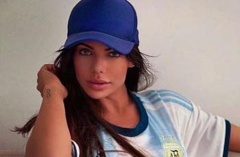 Pamer Pose Berani Pakai Jersey Bikini, Model Ini Beri Selamat Lionel Messi