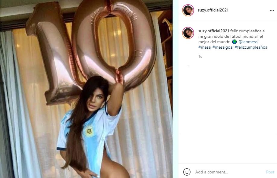 Suzy Cortez tampil seksi pakai jersey timnas Argentina. (Instagram/suzy.official2021)