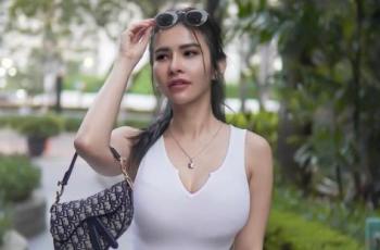 Maria Vania Tampil Seksi Pakai Crop Top Putih, Netizen Ribut