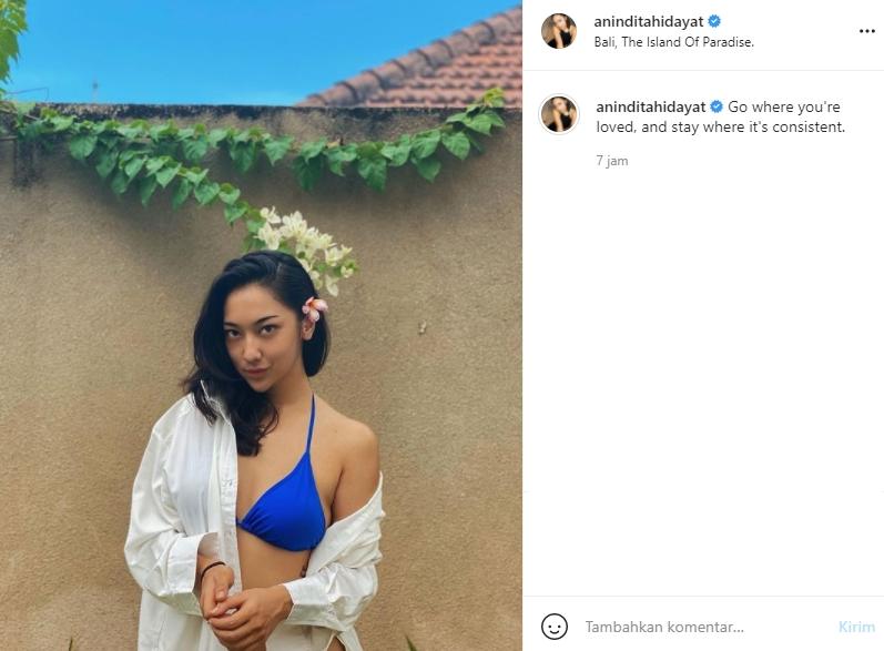 Anindita Hidayat tampil seksi dengan kemeja putih dengan dalaman bra berwarna biru. (Instagram/aninditahidayat)