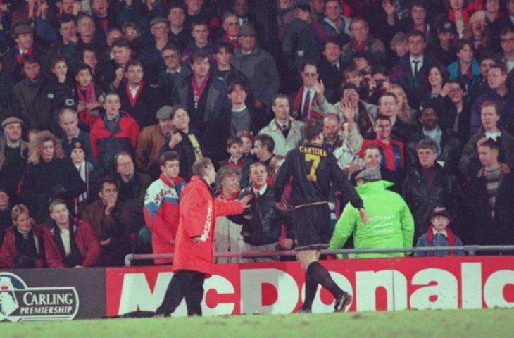 Aksi legenda Manchester United, Eric Cantona saat menendang suporter Crystal Palace. (Twitter/@goal)