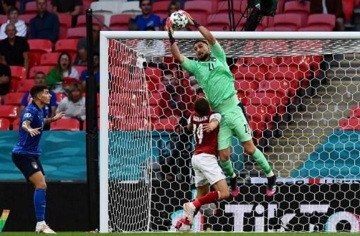 Aksi kiper Timnas Italia, Gianluigi Donnaruma, di Euro 2020. (Ben Stansall/AFP)