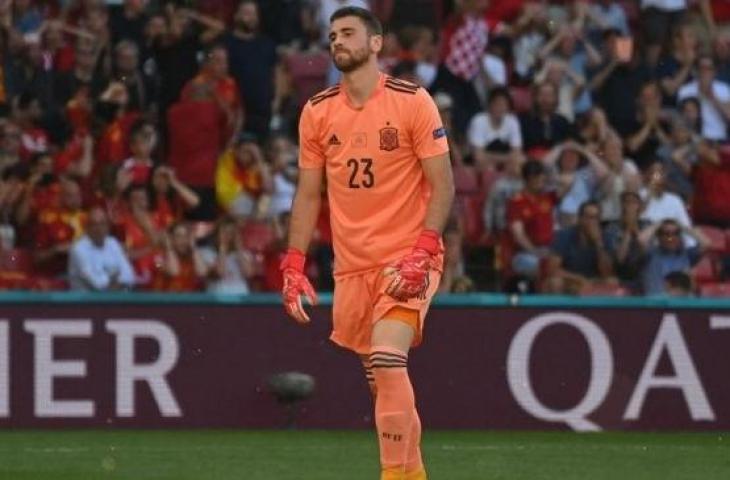 Ekspresi kiper Timnas Spanyol, Unai Simon usai membuat gol bunuh diri pada laga 16 besar Euro 2020 kontra Kroasia di Parken Stadium, Kopenhagen, Denmark, Senin (28/6/2021) malam WIB. [Jonathan NACKSTRAND / POOL / AFP]