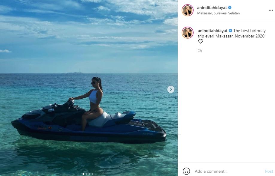 Anindita Hidayat tampil seksi berbikini dipadukan dengan crop top putih saat main jet ski. (Instagram/aninditahidayat)