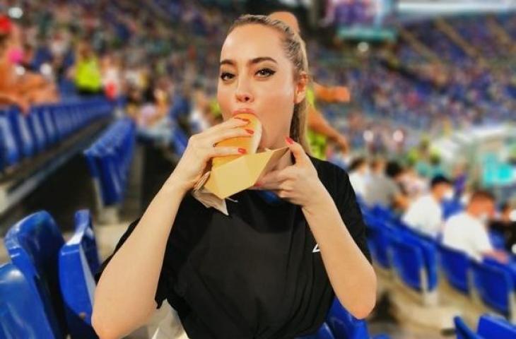 Fans seksi Timnas Italia di Euro 2020, Paola Saulino. (Twitter/@PaolaSaulino)