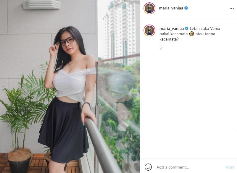 Maria berpose seksi sembari bertanya apakah dirinya cocok memekai kacamata atau tidak. (Instagram/maria_vaniaa)