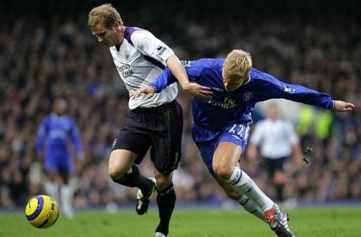 Ben Thatcher ketika berduel dengan Eidur Gudjohnsen. (Odd Andersen/AFP)