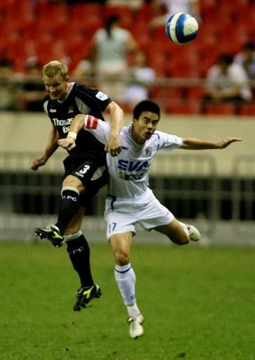 Ben Thatcher dengan seragam Manchester City kala berduel dengan pemain Shanghai Shenhua. (Mark Ralston/AFP)