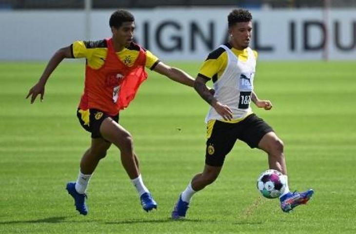 Jadon Sancho dan Jude Bellingham saat sesi latihan bersama Borussia Dortmund. (INA FASSBENDER / AFP)