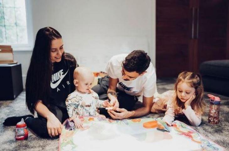 Bruno Fernandes bersama istri Ana Pinho dan kedua anaknya. (brunofernandes.10)