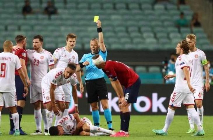 Potret wasit Bjorn Kuipers saat memimpin laga antara Ceko vs Denmark di Euro 2020. (NAOMI BAKER / POOL / AFP)