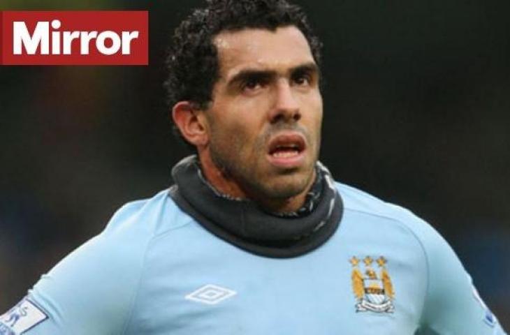 Potret Carlos Tevez menggunakan snoods atau syal saat bermain bersama Manchester City. (Mirror)